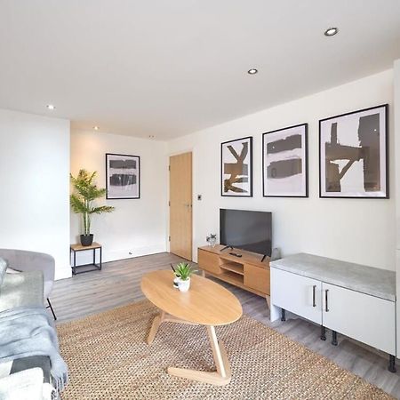 A Stylish Apartment With Parking In Preston 프레스턴 외부 사진