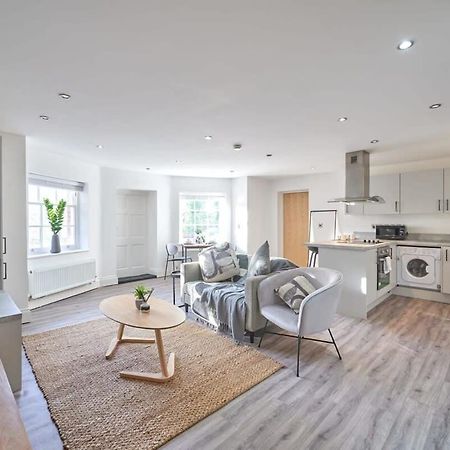 A Stylish Apartment With Parking In Preston 프레스턴 외부 사진