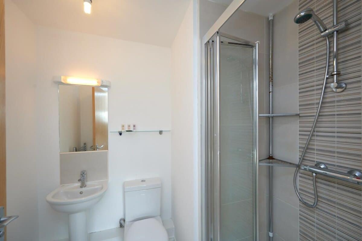 A Stylish Apartment With Parking In Preston 프레스턴 외부 사진